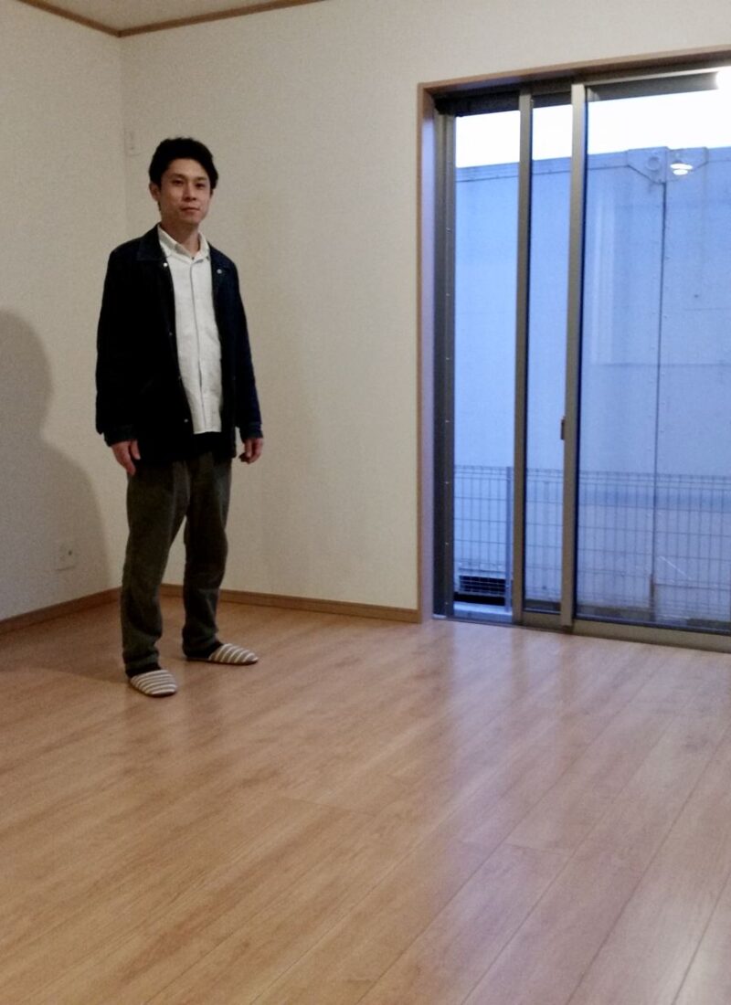千葉県千葉市のご新築マンションで施工後の床とお客様（ワンニャンすべらんフロアコーティング施工後）
