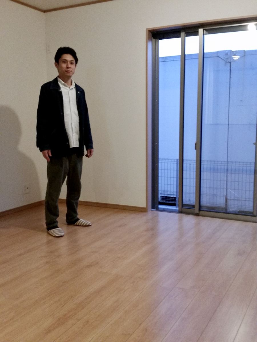 千葉県千葉市のご新築マンションで施工後の床とお客様(ワンニャンすべらんフロアコーティング施工後)