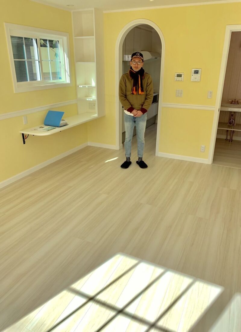 千葉県千葉市のご新築戸建てで施工後の床とお客様（ワンニャンすべらんフロアコーティング施工後）