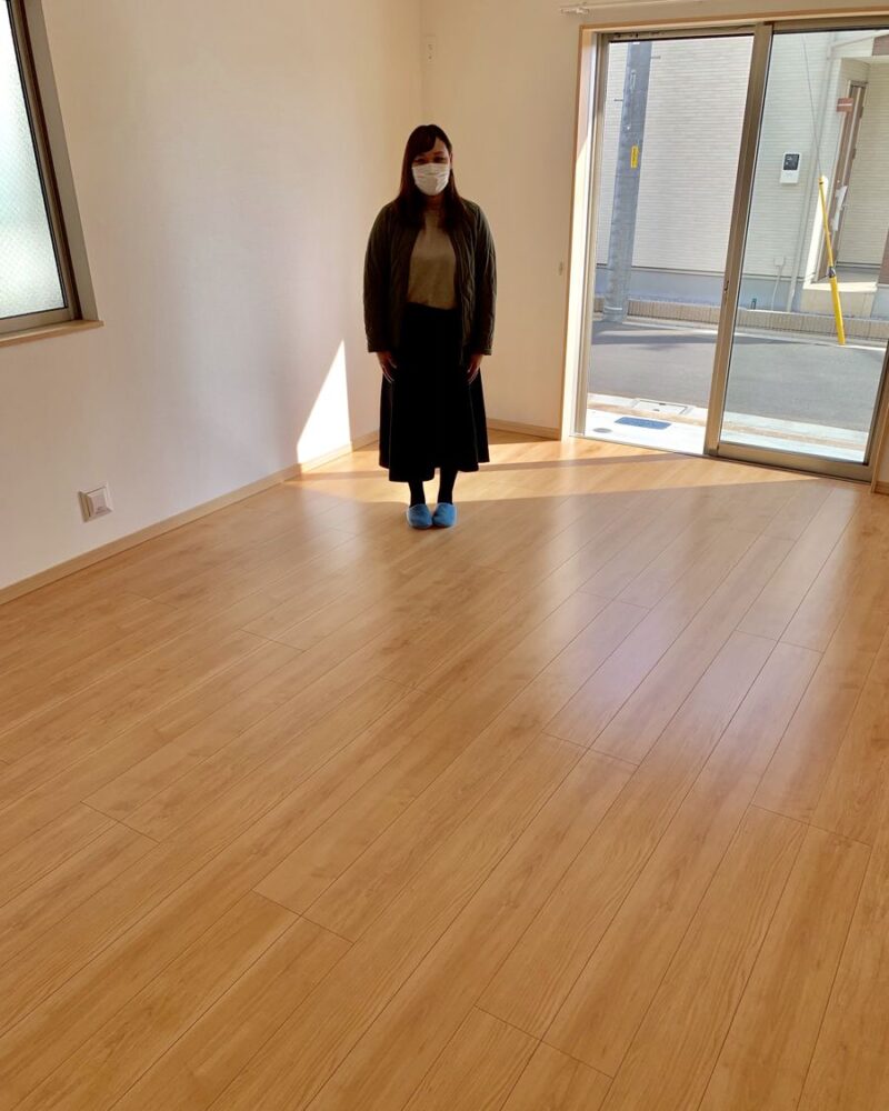 千葉県千葉市のご新築戸建てで施工後の床とお客様（ワンニャンすべらんフロアコーティング施工後）