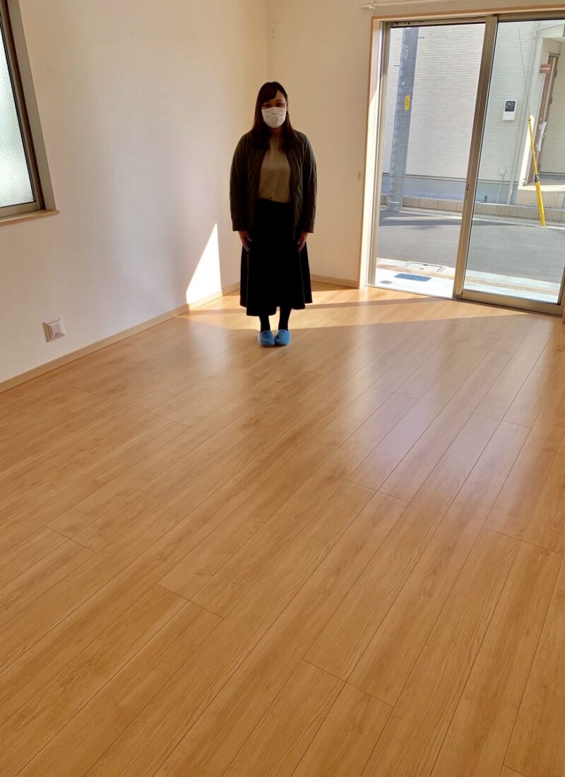 千葉県千葉市のご新築戸建てで施工後の床とお客様（ワンニャンすべらんフロアコーティング施工後）
