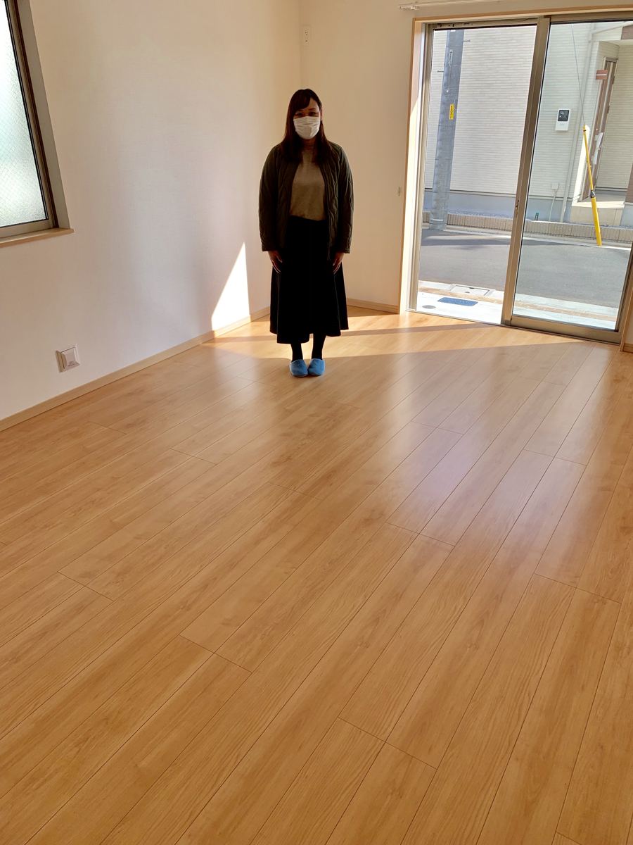 千葉県千葉市のご新築戸建てで施工後の床とお客様(ワンニャンすべらんフロアコーティング施工後)
