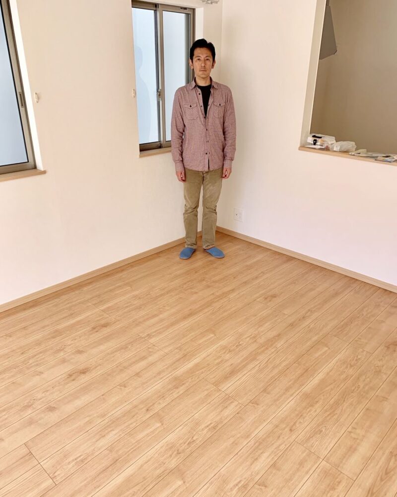 千葉県千葉市のご新築戸建てで施工後の床とお客様（ワンニャンすべらんフロアコーティング施工後）