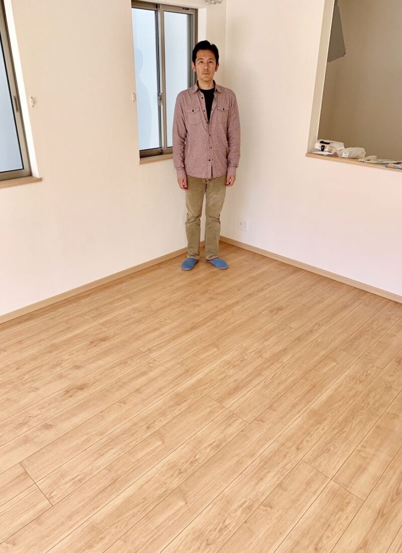 千葉県千葉市のご新築戸建てで施工後の床とお客様（ワンニャンすべらんフロアコーティング施工後）