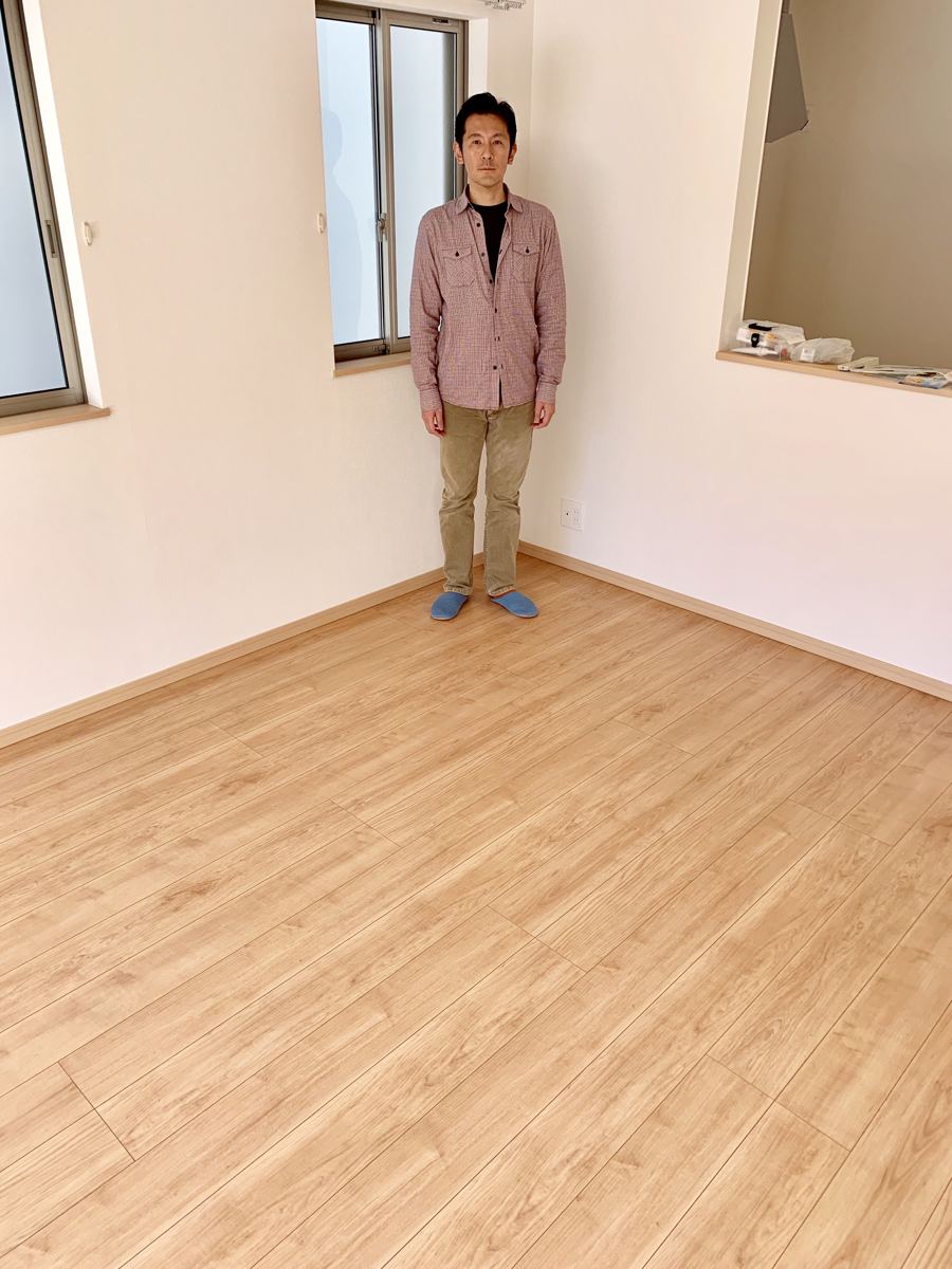 千葉県千葉市のご新築戸建てで施工後の床とお客様(ワンニャンすべらんフロアコーティング施工後)