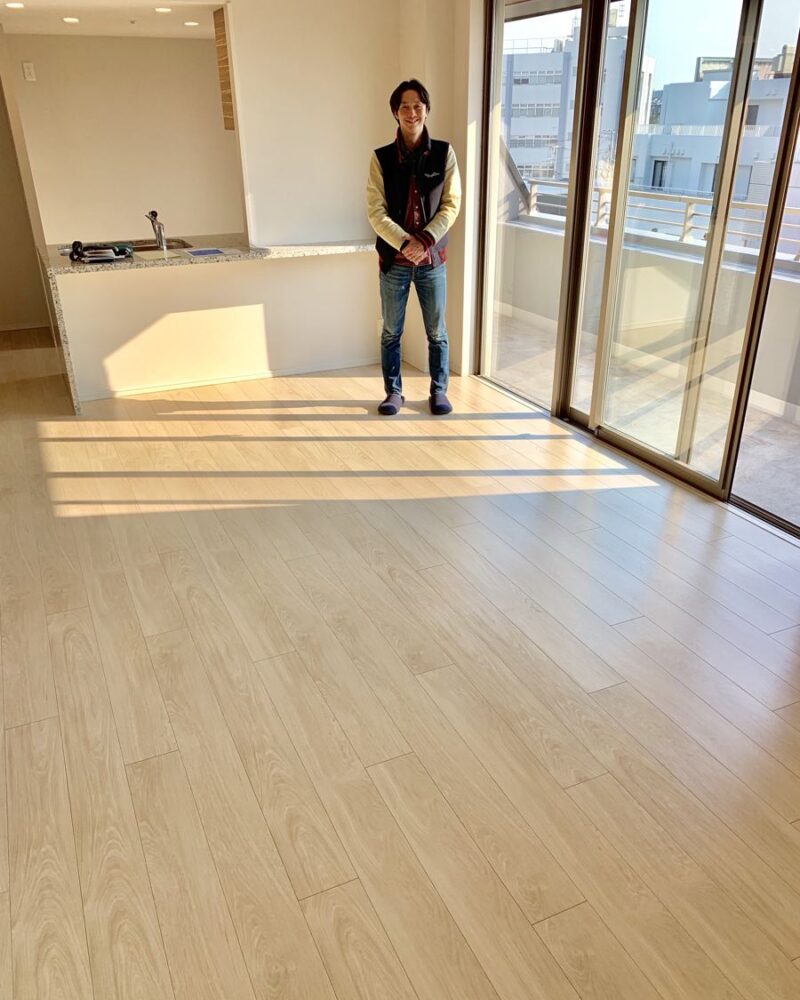 千葉県千葉市のご新築戸建てで施工後の床とお客様（ワンニャンすべらんフロアコーティング施工後）