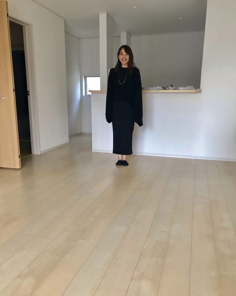 千葉県千葉市のご新築マンションで施工後の床とお客様（ワンニャンすべらんフロアコーティング施工後）