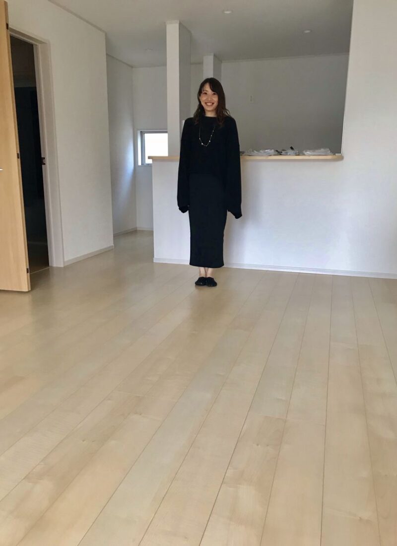 千葉県千葉市のご新築マンションで施工後の床とお客様（ワンニャンすべらんフロアコーティング施工後）