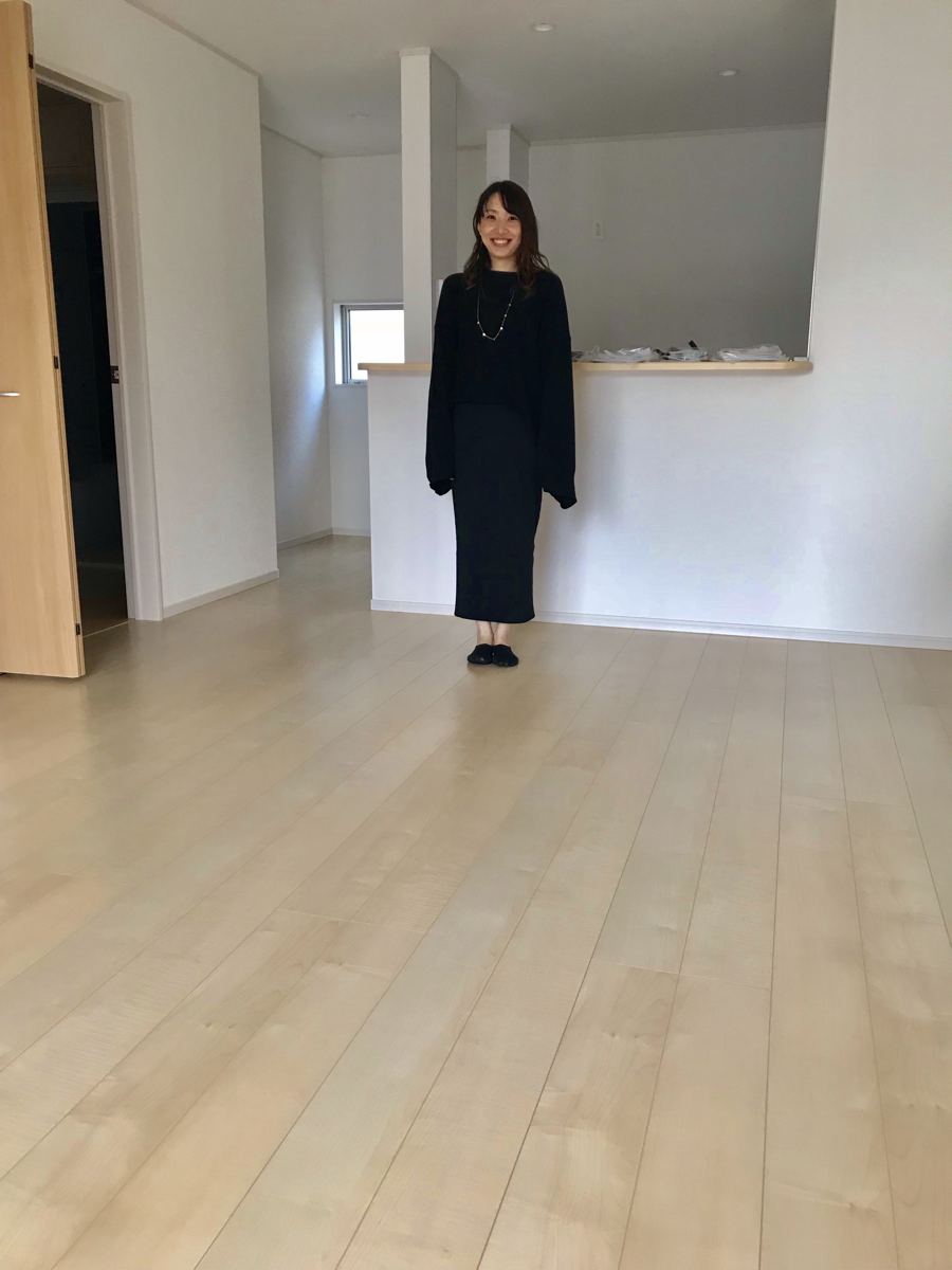 千葉県千葉市のご新築マンションで施工後の床とお客様(ワンニャンすべらんフロアコーティング施工後)