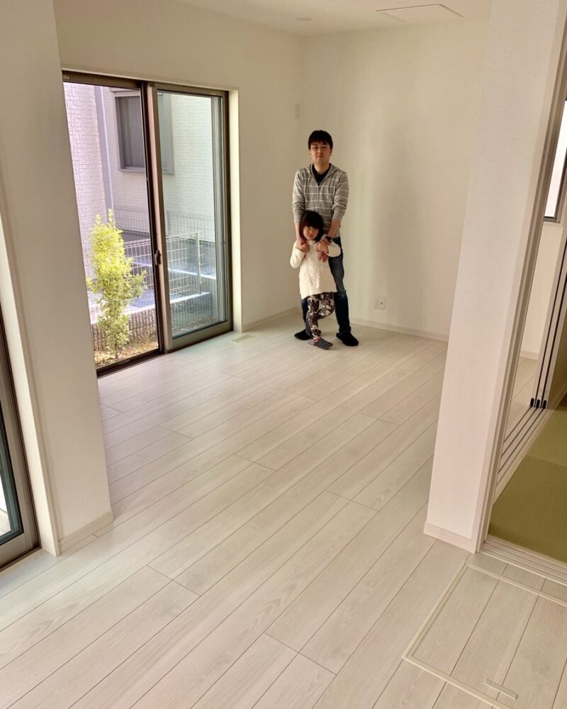 千葉県千葉市のご新築戸建てで施工後の床とお客様（ワンニャンすべらんフロアコーティング施工後）