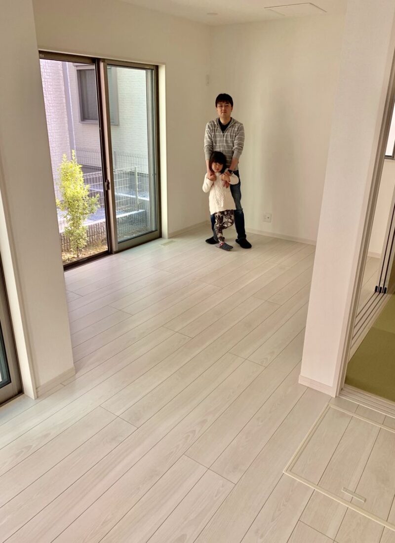 千葉県千葉市のご新築戸建てで施工後の床とお客様（ワンニャンすべらんフロアコーティング施工後）