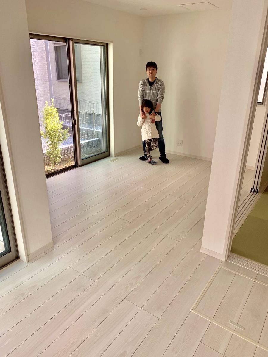 千葉県千葉市のご新築戸建てで施工後の床とお客様(ワンニャンすべらんフロアコーティング施工後)