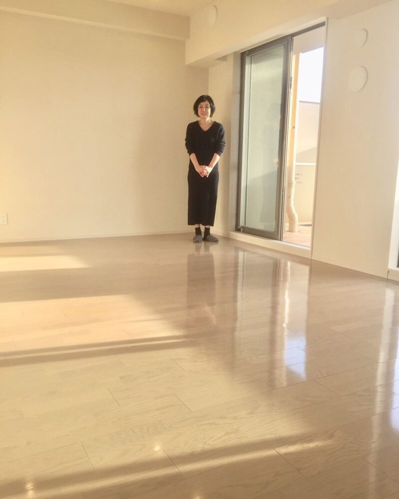 東京都中央区のご新築マンションで施工後の床とお客様（セラミックガラスフロアコーティング（光沢）施工後）