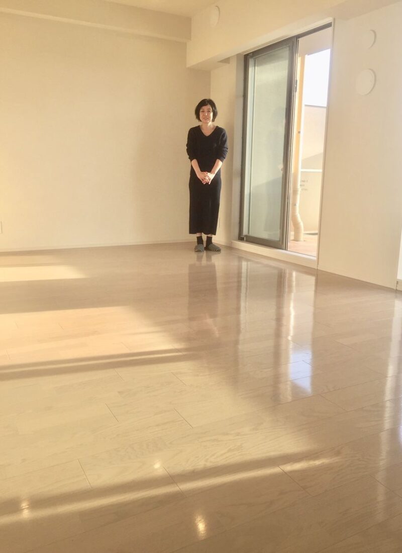 東京都中央区のご新築マンションで施工後の床とお客様（セラミックガラスフロアコーティング（光沢）施工後）