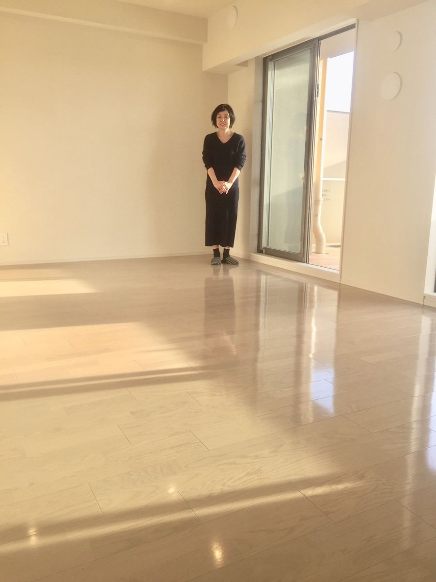 東京都中央区のご新築マンションで施工後の床とお客様（セラミックガラスフロアコーティング（光沢）施工後）