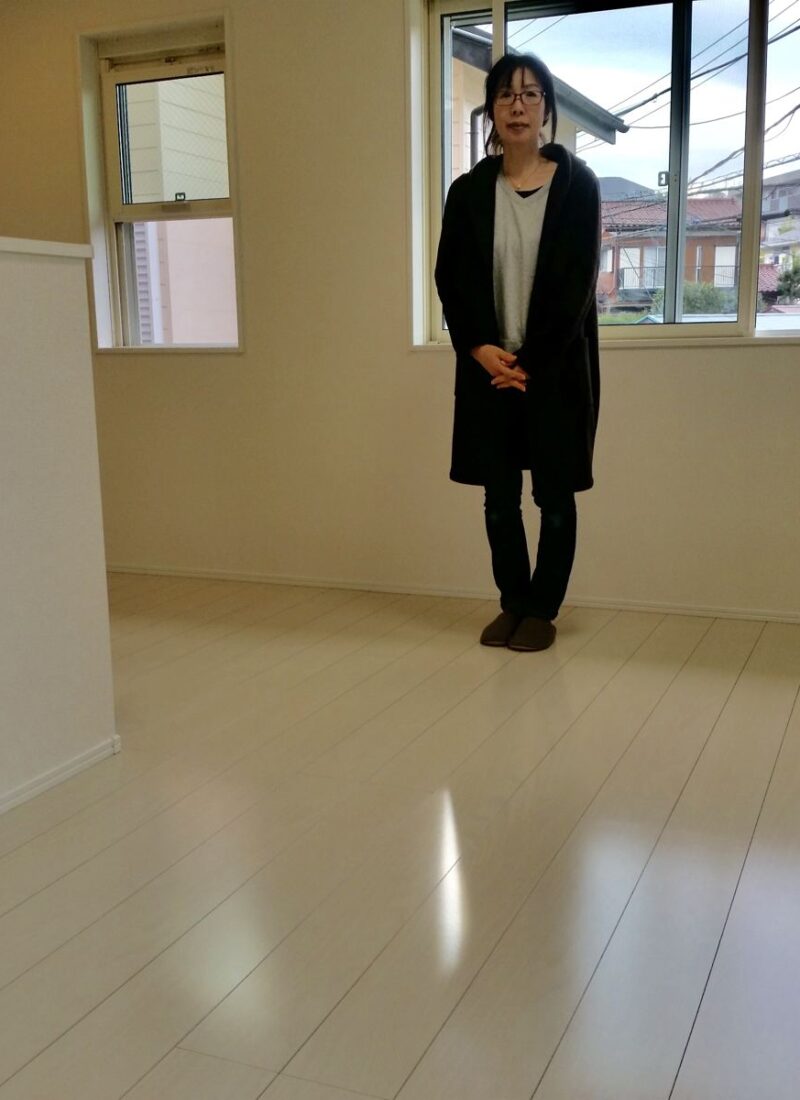 東京都中央区のご新築戸建てで施工後の床とお客様（シリコンフロアコーティング施工後）