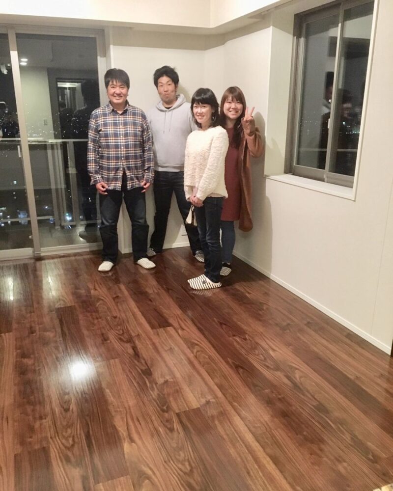 東京都中央区のご新築戸建てで施工後の床とお客様（シリコンフロアコーティング施工後）