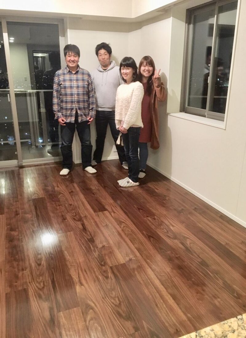 東京都中央区のご新築戸建てで施工後の床とお客様（シリコンフロアコーティング施工後）