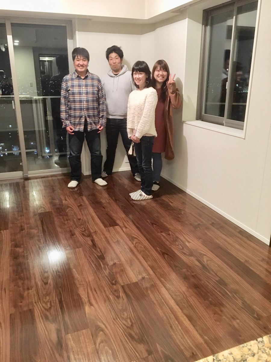 東京都中央区のご新築戸建てで施工後の床とお客様（シリコンフロアコーティング施工後）