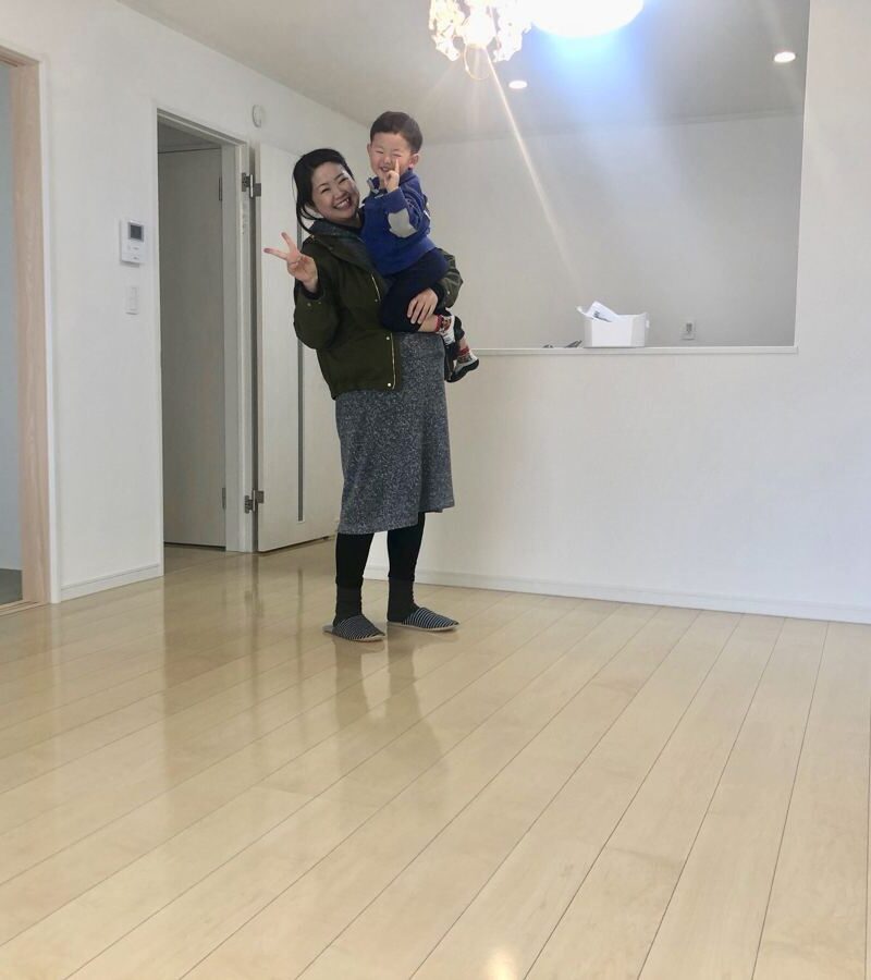 東京都中央区のご新築マンションで施工後の床とお客様（水性ウレタンフロアコーティング施工後）