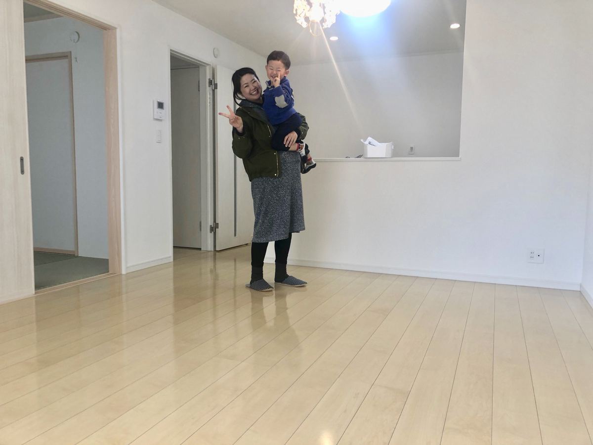 東京都中央区のご新築マンションで施工後の床とお客様(水性ウレタンフロアコーティング施工後)