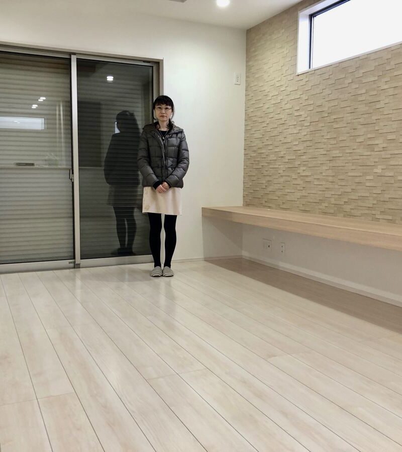 東京都中央区のご新築戸建てで施工後の床とお客様（ワンニャンすべらんフロアコーティング施工後）