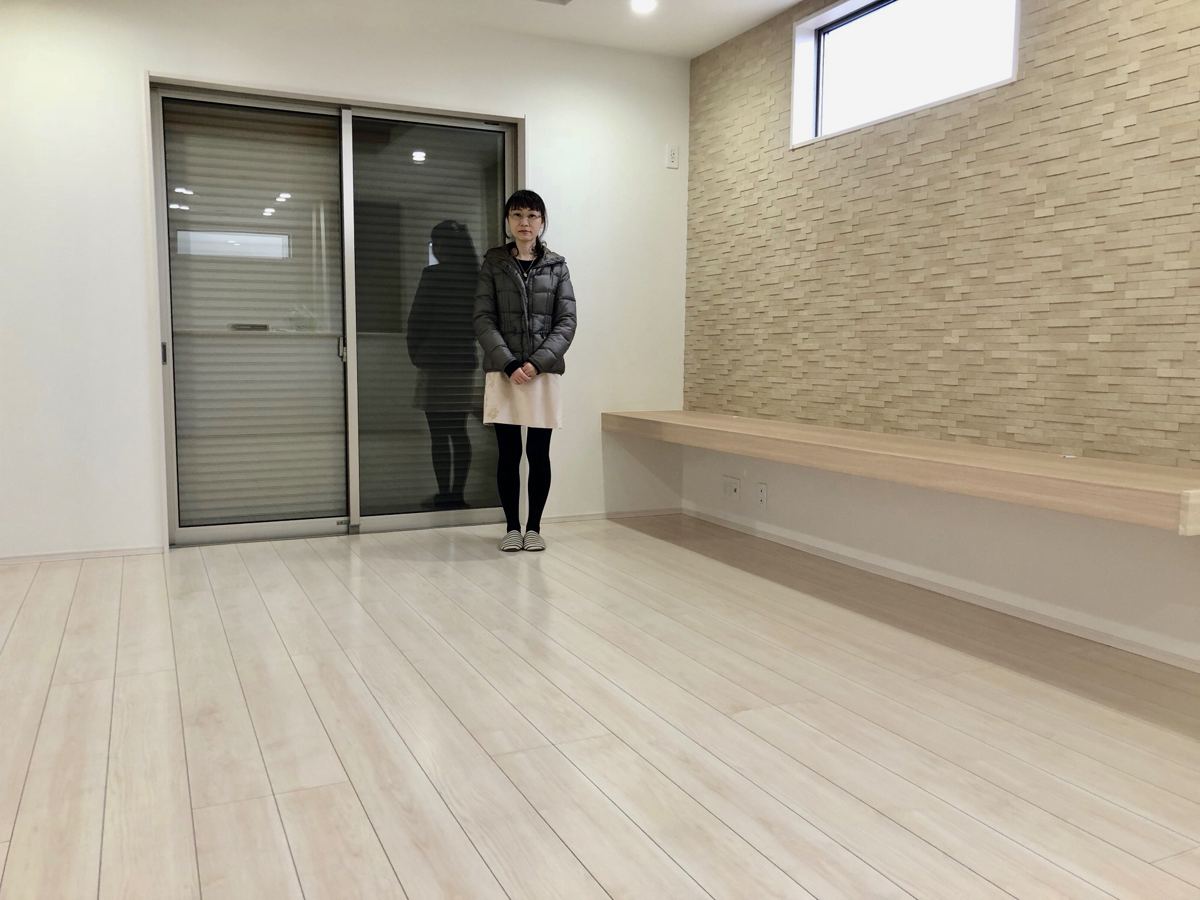 東京都中央区のご新築戸建てで施工後の床とお客様(ワンニャンすべらんフロアコーティング施工後)