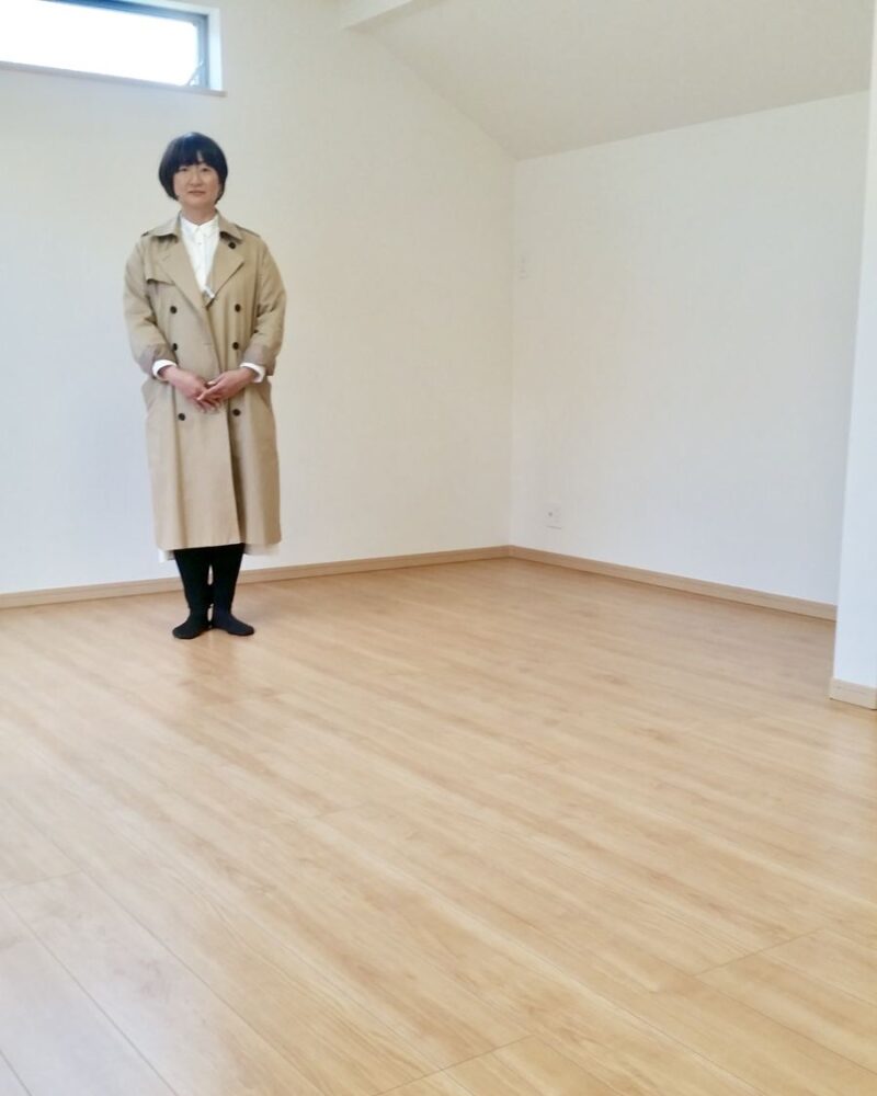 東京都中央区のご新築マンションで施工後の床とお客様（ワンニャンすべらんフロアコーティング施工後）