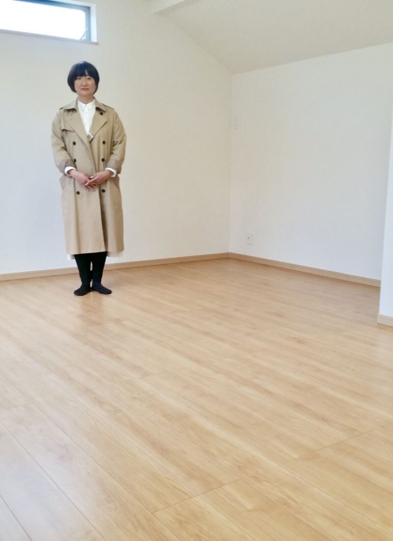 東京都中央区のご新築マンションで施工後の床とお客様（ワンニャンすべらんフロアコーティング施工後）