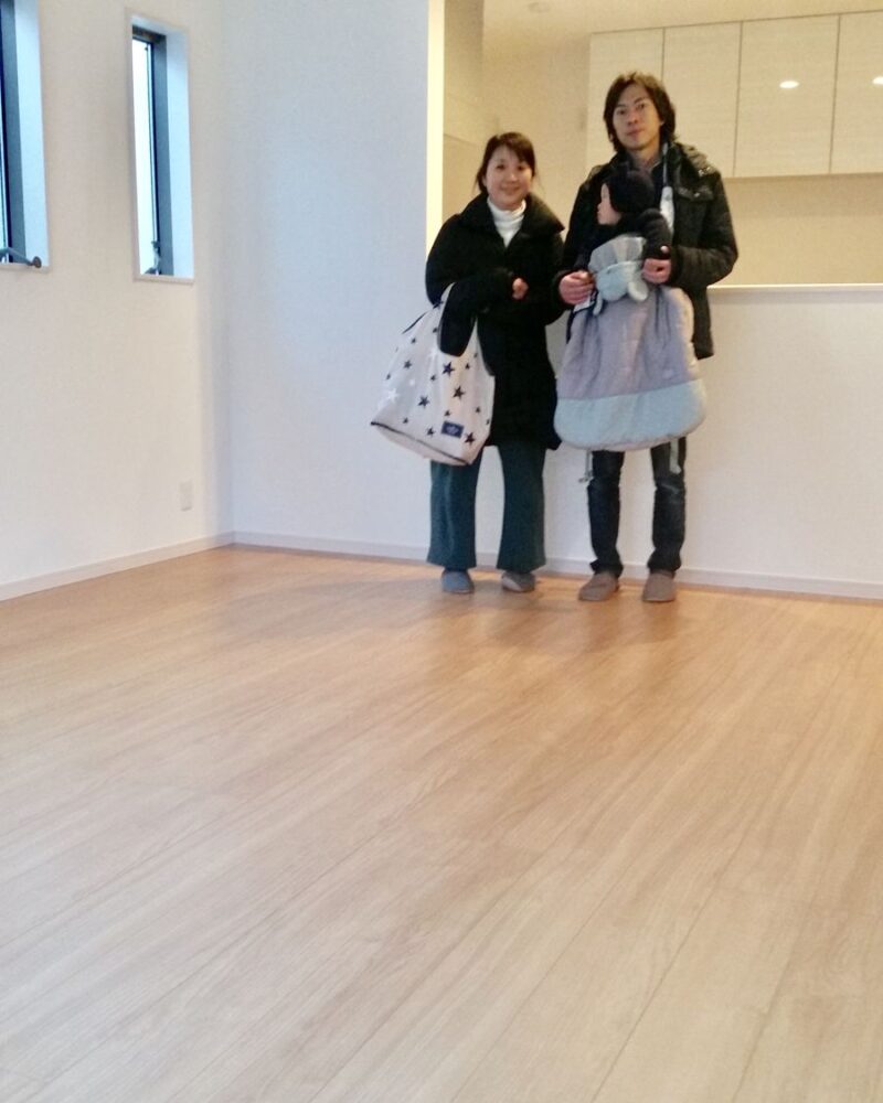 東京都中央区のご新築戸建てで施工後の床とお客様（ワンニャンすべらんフロアコーティング施工後）