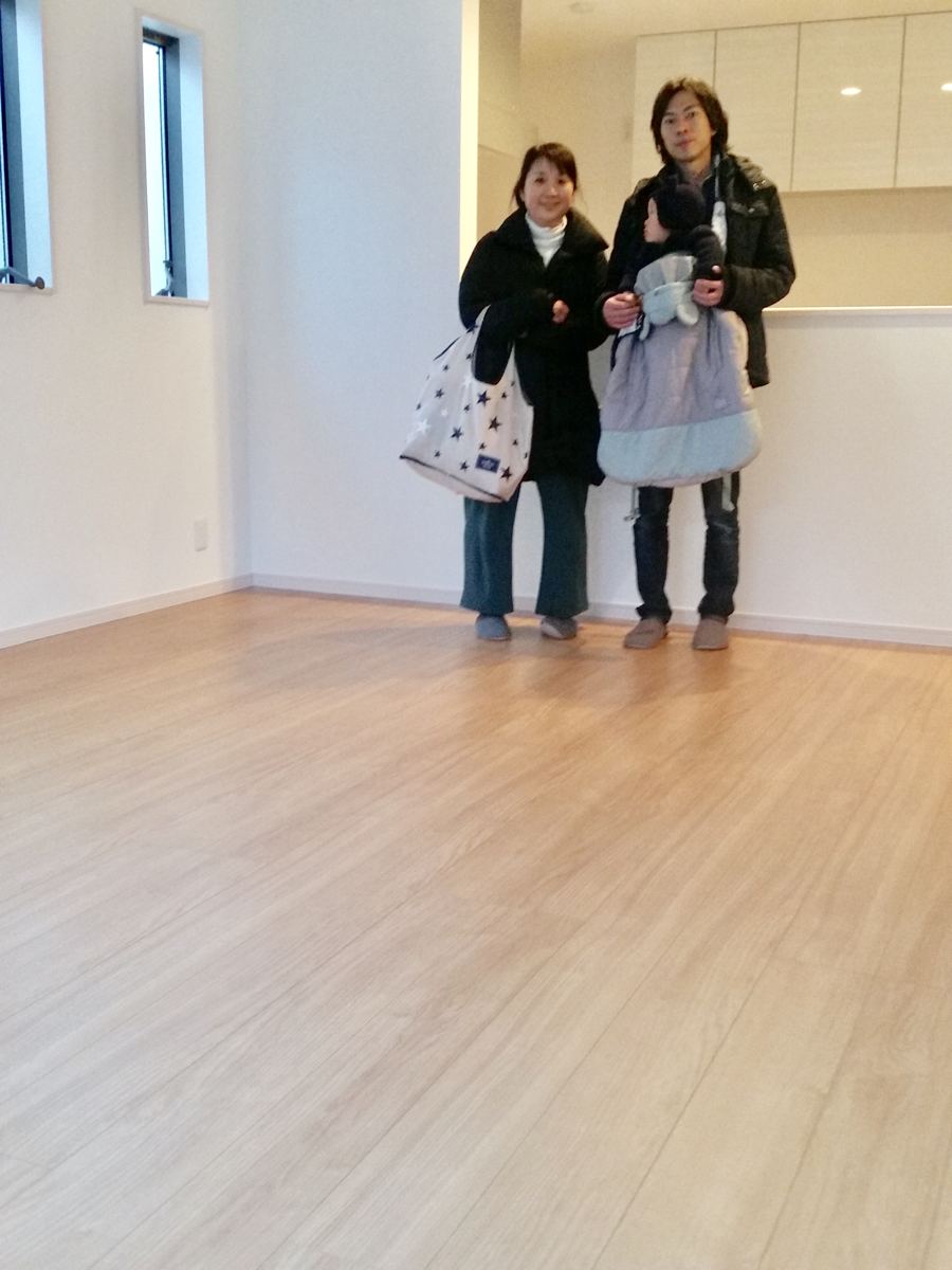 東京都中央区のご新築戸建てで施工後の床とお客様(ワンニャンすべらんフロアコーティング施工後)