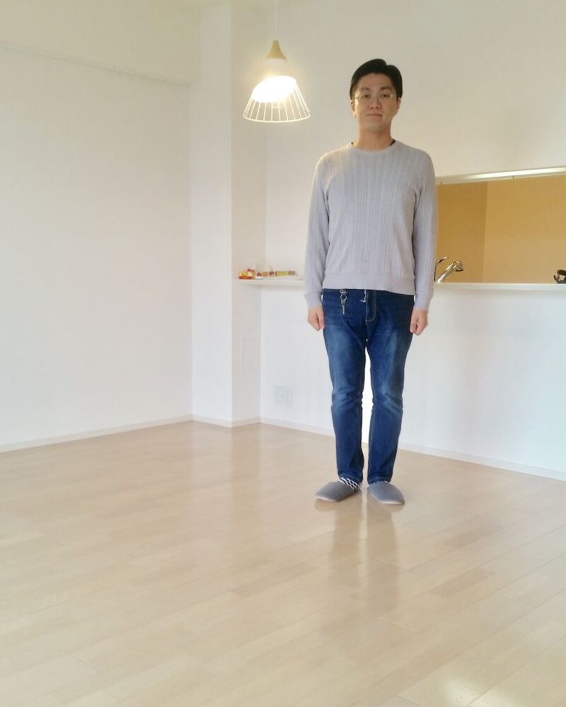 東京都中央区のご新築マンションで施工後の床とお客様（ワンニャンすべらんフロアコーティング施工後）