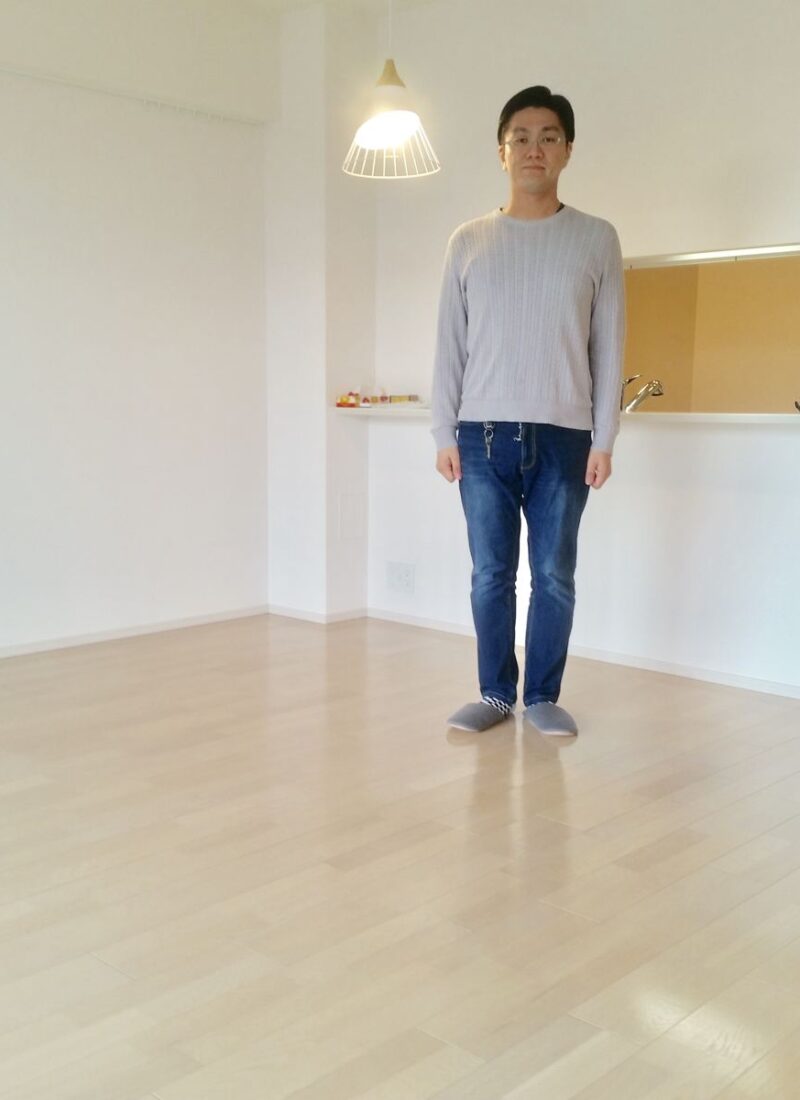 東京都中央区のご新築マンションで施工後の床とお客様（ワンニャンすべらんフロアコーティング施工後）
