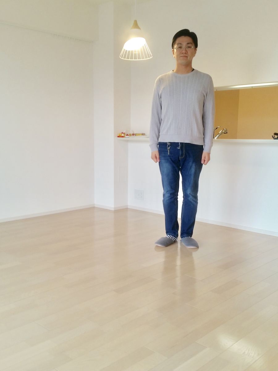 東京都中央区のご新築マンションで施工後の床とお客様(ワンニャンすべらんフロアコーティング施工後)