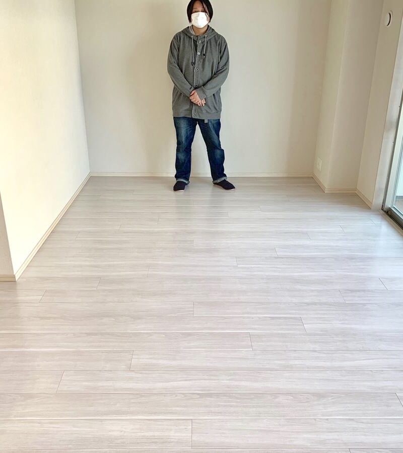 東京都八王子市のご新築マンションで施工後の床とお客様（セラミックガラスフロアコーティング（光沢）施工後）