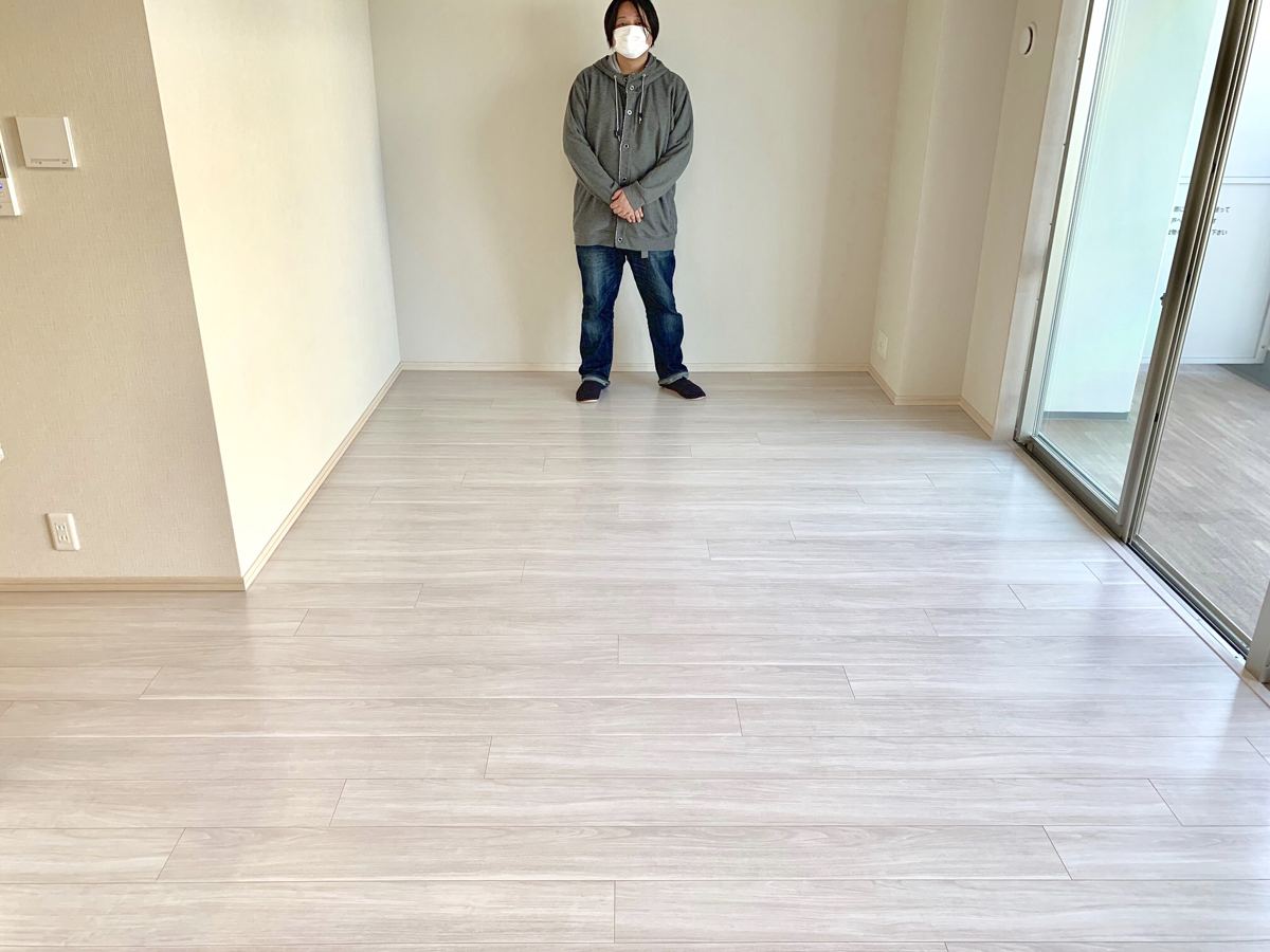 東京都八王子市のご新築マンションで施工後の床とお客様(セラミックガラスフロアコーティング(光沢)施工後)