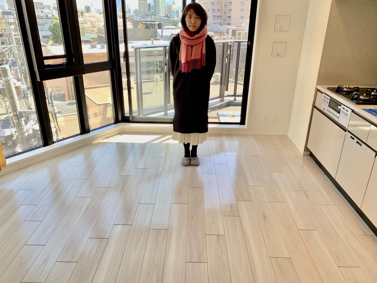 東京都八王子市のご新築マンションで施工後の床とお客様(セラミックガラスフロアコーティング(光沢)施工後)