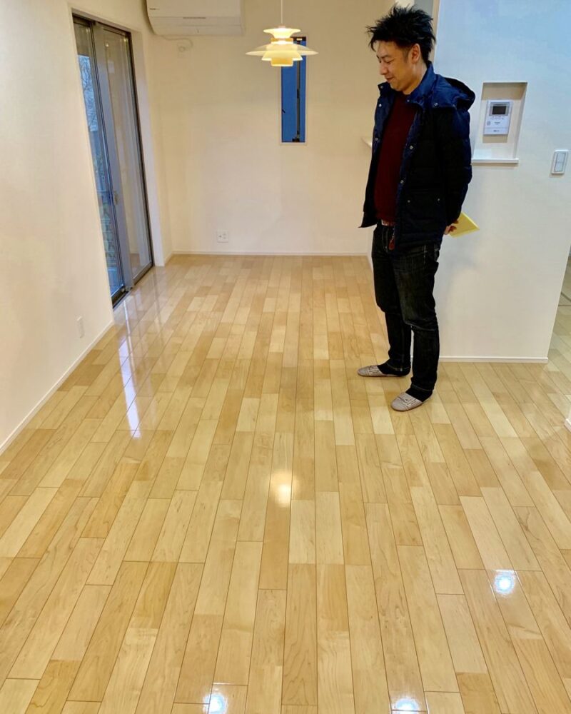 東京都八王子市のご新築マンションで施工後の床とお客様（UVフロアコーティング施工後）