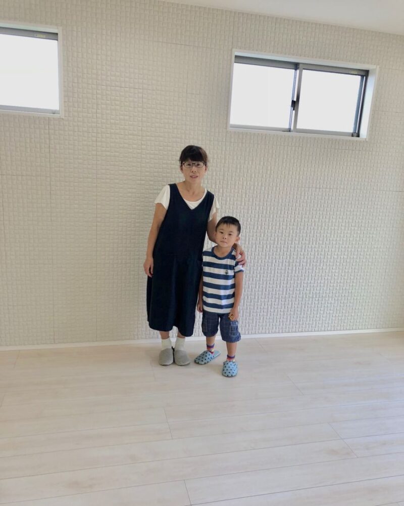 東京都八王子市のご新築戸建てで施工後の床とお客様（ワンニャンすべらんフロアコーティング施工後）