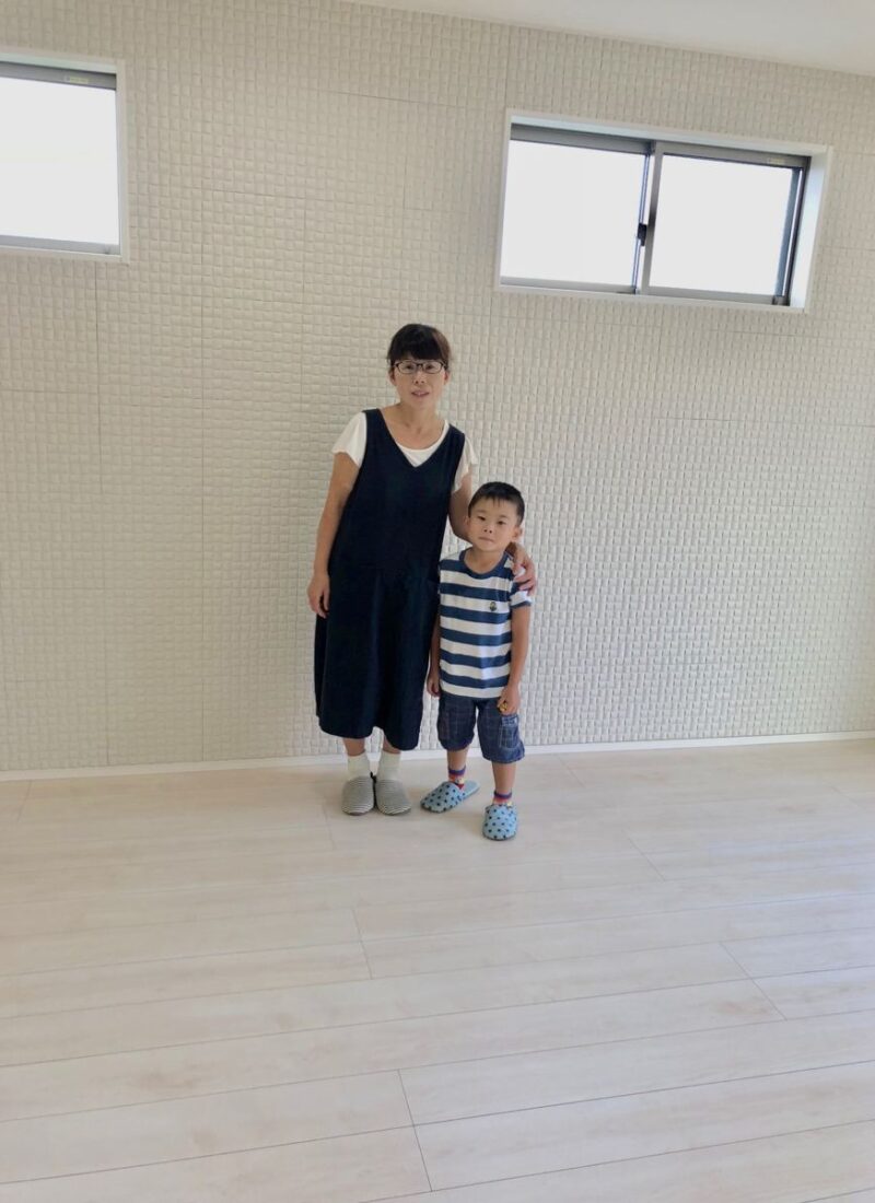 東京都八王子市のご新築戸建てで施工後の床とお客様（ワンニャンすべらんフロアコーティング施工後）