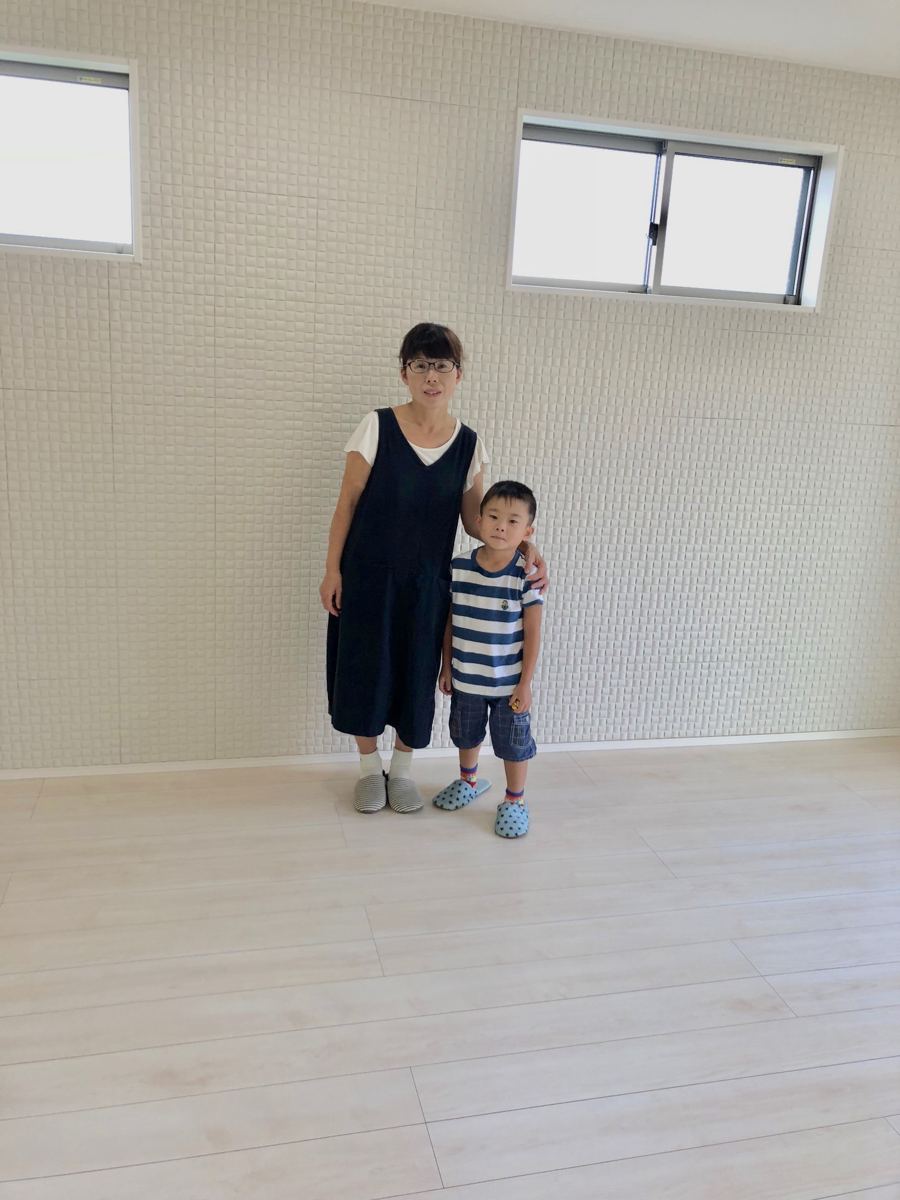 東京都八王子市のご新築戸建てで施工後の床とお客様(ワンニャンすべらんフロアコーティング施工後)