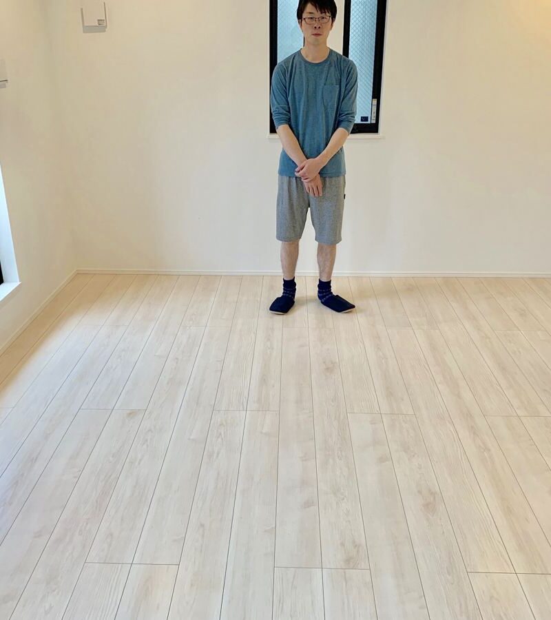 東京都八王子市のご新築マンションで施工後の床とお客様（ワンニャンすべらんフロアコーティング施工後）