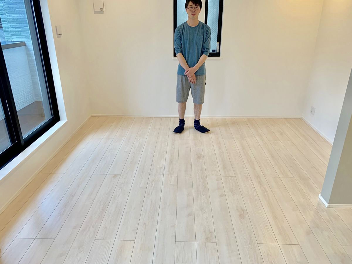 東京都八王子市のご新築マンションで施工後の床とお客様(ワンニャンすべらんフロアコーティング施工後)