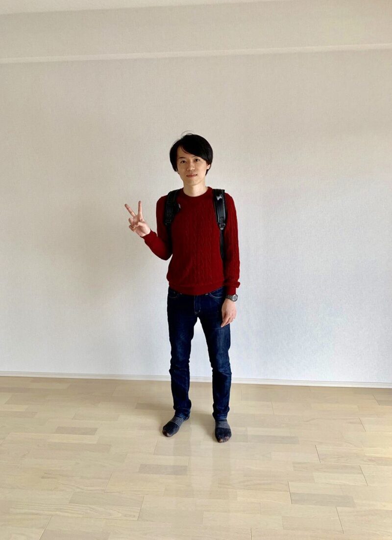 千葉県市川市のご入居中マンション（築4年）で施工後の洋室でピースをするお客様（ガラスフロアコーティング施工後）