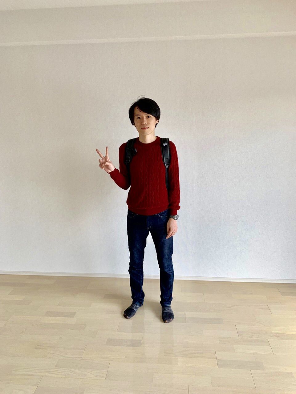千葉県市川市のご入居中マンション（築4年）で施工後の洋室でピースをするお客様（ガラスフロアコーティング施工後）
