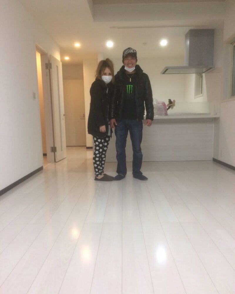 千葉県柏市のご新築マンションで施工後の床とお客様（水性ウレタンフロアコーティング施工後）