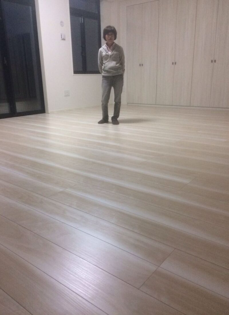 千葉県柏市のご新築マンションで施工後の床とお客様（水性ウレタンフロアコーティング施工後）