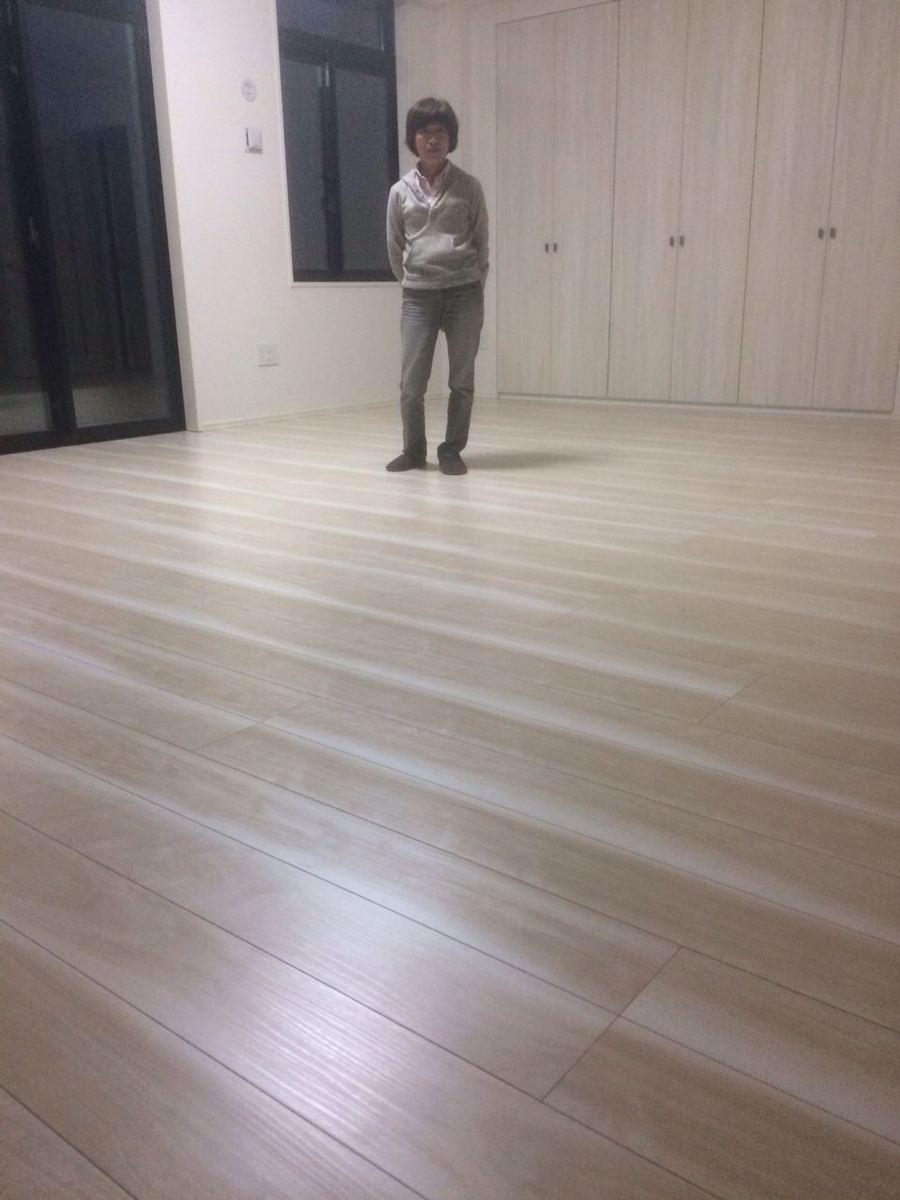 千葉県柏市のご新築マンションで施工後の床とお客様(水性ウレタンフロアコーティング施工後)