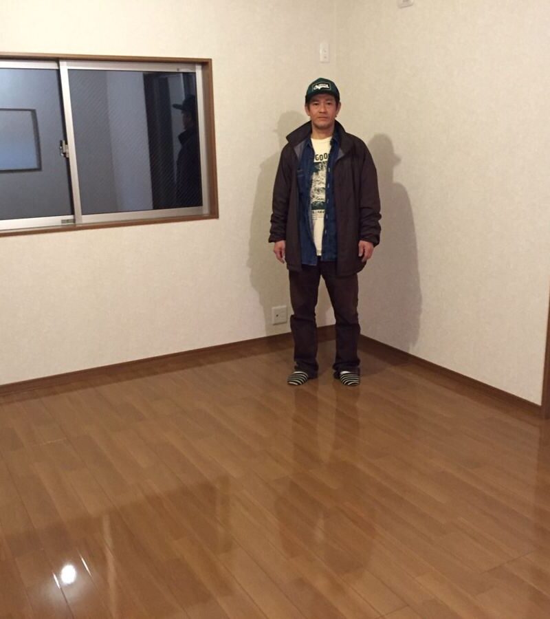 千葉県柏市のご新築戸建てで施工後の床とお客様（UVフロアコーティング施工後）