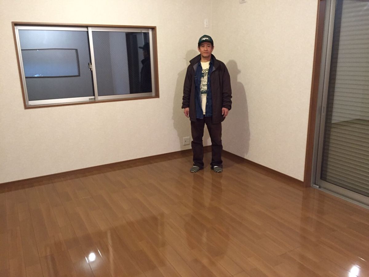 千葉県柏市のご新築戸建てで施工後の床とお客様(UVフロアコーティング施工後)